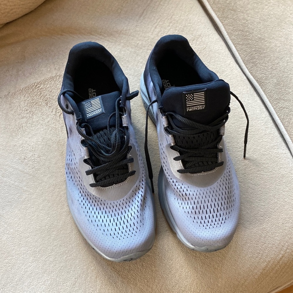 Under armour men’s running sneakers size 12, but run small. They are irregulars